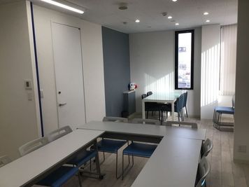 スペース内の奥には４名かけのテーブルも利用可能。 - レンタルスペース 第10臼井ビルレンタルスペース　Aの室内の写真