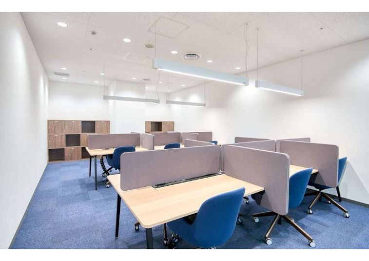 リージャス会議室 横浜ランドマークプラザ コワーキングデスクの室内の写真