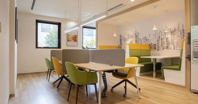 Regus コワーキングデスク|信頼ある環境で使える開放的なワークスペース - リージャス会議室 岡山アクロスキューブ