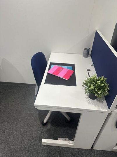 コワーキングデスク - リージャス会議室 新宿南口