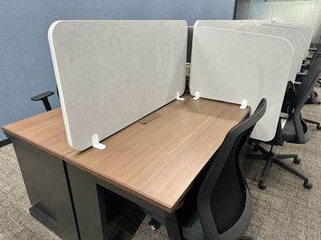 ドリンク付☕️｜Regus コワーキングデスク｜信頼ある環境で使える開放的なワークスペース - リージャス会議室 Signature 日比谷ファースト