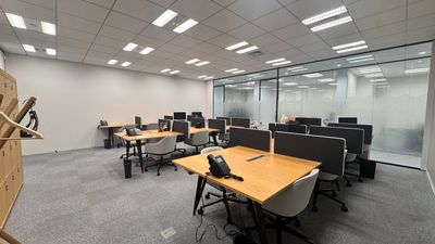 Regus コワーキングデスク｜信頼ある環境で使える開放的なワークスペース - リージャス会議室 SPACES赤坂