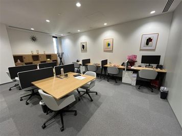 Regus コワーキングデスク｜信頼ある環境で使える開放的なワークスペース - リージャス会議室 SPACES六本木