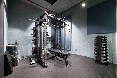 体重計やダンベル、必要な機材を豊富にご用意 - THE GATE 武蔵小杉店 地域最安値 24時間営業！完全個室のお洒落なﾄﾚｰﾆﾝｸﾞｼﾞﾑの設備の写真