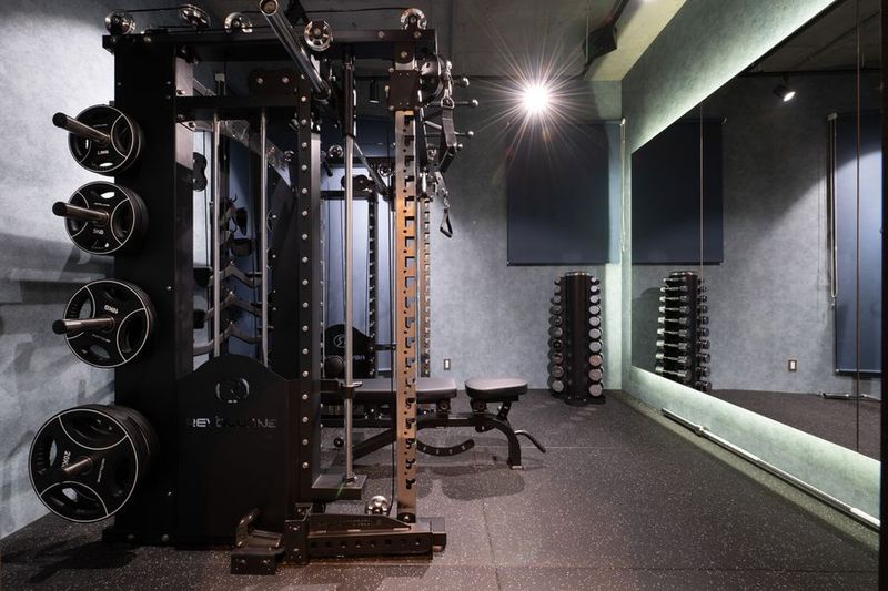 完全個室で大きな鏡があります。 - THE GATE 武蔵小杉店 地域最安値 24時間営業！完全個室のお洒落なﾄﾚｰﾆﾝｸﾞｼﾞﾑの室内の写真