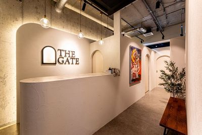 カフェの様なおしゃれな内装。 - THE GATE 武蔵小杉店 地域最安値 24時間営業！完全個室のお洒落なﾄﾚｰﾆﾝｸﾞｼﾞﾑの入口の写真