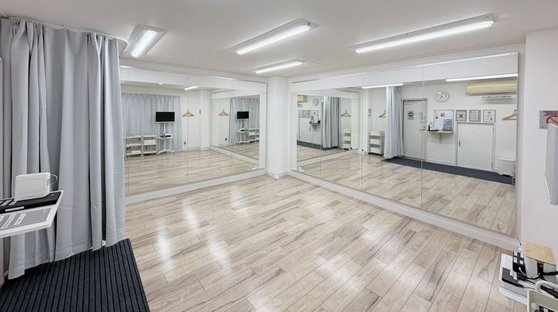 大型2面鏡で全身が確認できる - レンタルスタジオaile(エール)　神戸三宮店 【神戸主要駅徒歩圏内】格安でレッスンができるレンタルスタジオの室内の写真