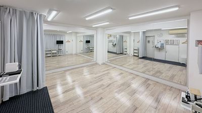 オープン割🎉ダンスに最適個室✨三ノ宮駅徒歩1分｜清潔｜大型2面鏡｜モニター｜更衣室｜無料備品多数｜個人レッスン｜ヨガ｜ダンス - レンタルスタジオaile(エール)　神戸三宮店