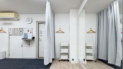 カーテンを閉めれば更衣室！ - レンタルスタジオaile(エール)　神戸三宮店 【神戸主要駅徒歩圏内】格安でレッスンができるレンタルスタジオの室内の写真