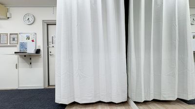 カーテンを閉めれば更衣室！ - レンタルスタジオaile(エール)　神戸三宮店 【神戸主要駅徒歩圏内】格安でレッスンができるレンタルスタジオの室内の写真