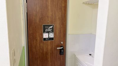 入り口はaile看板が目印 - レンタルスタジオaile(エール)　神戸三宮店 【神戸主要駅徒歩圏内】格安でレッスンができるレンタルスタジオの入口の写真