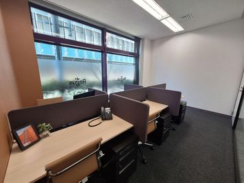 Regus コワーキングデスク｜信頼ある環境で使える開放的なワークスペース - リージャス会議室 博多筑紫通り