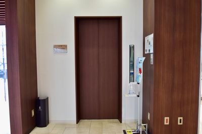 トヨタモビリティ富山 ＜高岡＞ 【フロア全面】高岡店・２F ショールームの室内の写真