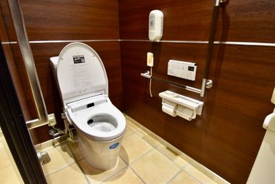 トヨタモビリティ富山 ＜高岡＞ 【フロア全面】高岡店・２F ショールームの室内の写真