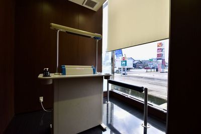 トヨタモビリティ富山 ＜高岡＞ 【フロア全面】高岡店・２F ショールームの室内の写真