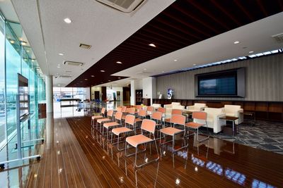 トヨタモビリティ富山 ＜高岡＞ 【フロア全面】高岡店・２F ショールームの室内の写真