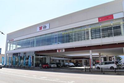 トヨタモビリティ富山 ＜高岡＞ 【フロア全面】高岡店・２F ショールームの室内の写真