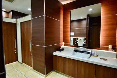 トヨタモビリティ富山 ＜高岡＞ 【フロア全面】高岡店・２F ショールームの室内の写真
