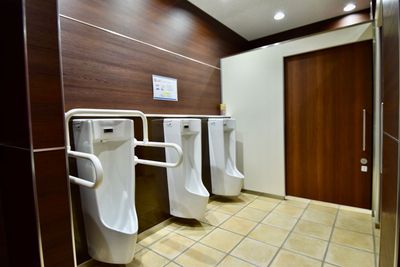 トヨタモビリティ富山 ＜高岡＞ 【フロア全面】高岡店・２F ショールームの室内の写真