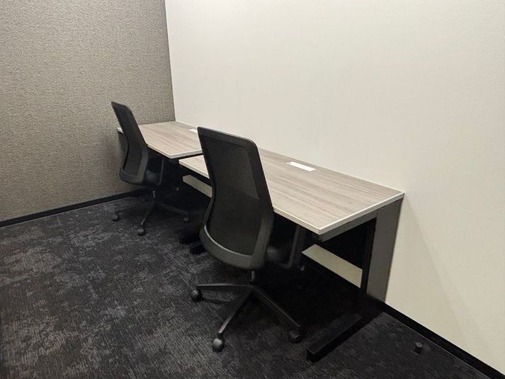 リージャス会議室 Signature 大阪梅田ツインタワーズ・サウス コワーキングデスクの室内の写真