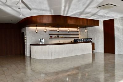 トヨタモビリティ富山 ＜高岡＞ 【半面】高岡店・２F ショールームの室内の写真