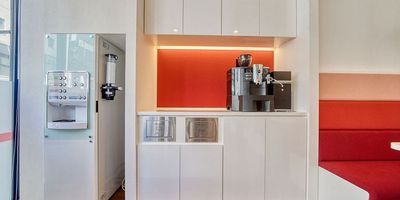 リージャス会議室 松山市駅前 コワーキングデスクの室内の写真