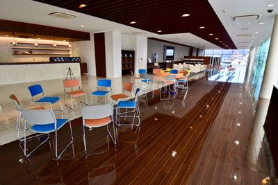 トヨタモビリティ富山 ＜高岡＞ 【フロア全面】高岡店・２F ショールームの室内の写真