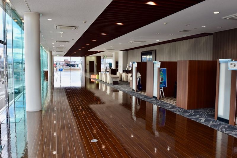 【フロア全面】高岡店・２F ショールーム - トヨタモビリティ富山 ＜高岡＞