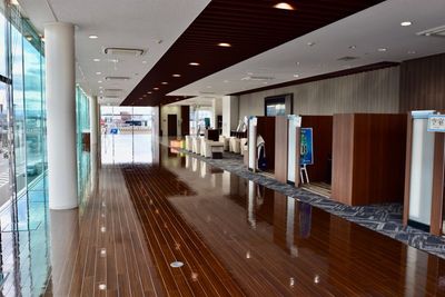 トヨタモビリティ富山 ＜高岡＞ 【フロア全面】高岡店・２F ショールームの室内の写真