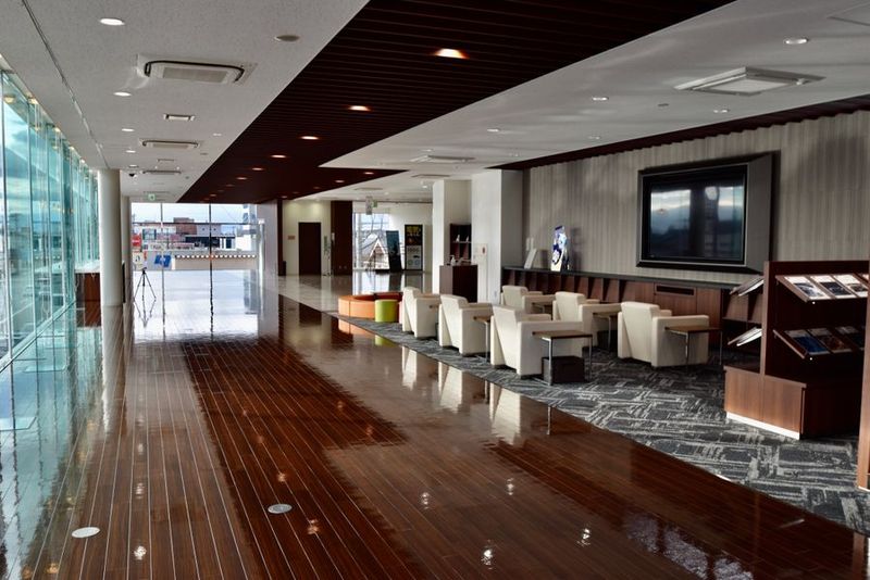 【フロア全面】高岡店・２F ショールーム - トヨタモビリティ富山 ＜高岡＞