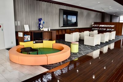 トヨタモビリティ富山 ＜高岡＞ 【フロア全面】高岡店・２F ショールームの室内の写真