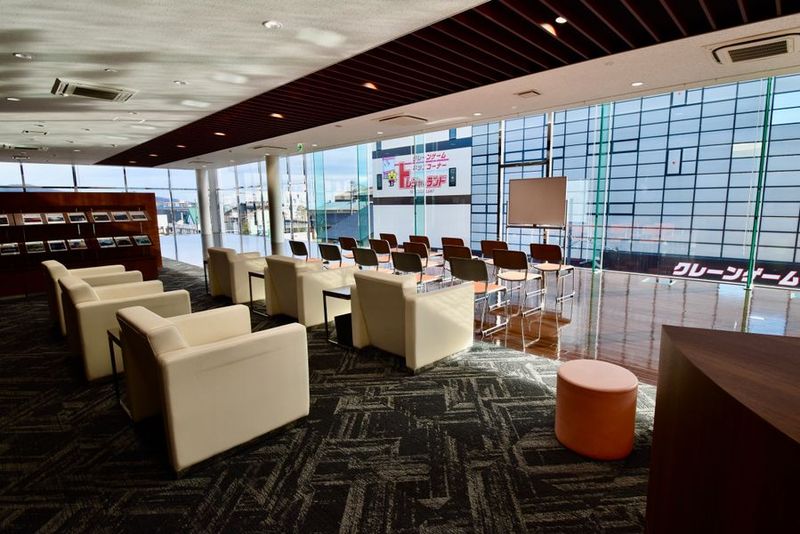 【フロア全面】高岡店・２F ショールーム - トヨタモビリティ富山 ＜高岡＞