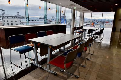 トヨタモビリティ富山 ＜高岡＞ 【フロア全面】高岡店・２F ショールームの室内の写真