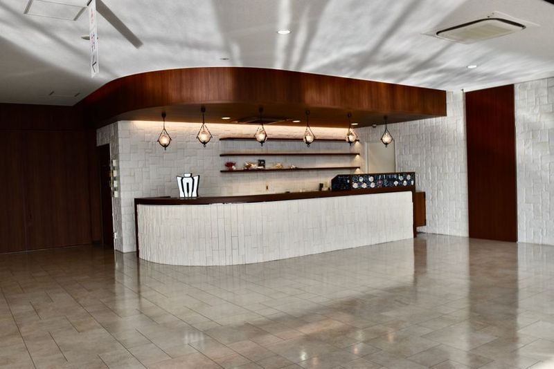 トヨタモビリティ富山 ＜高岡＞ 【半面】高岡店・２F ショールームの室内の写真