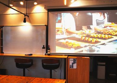 ホワイトボード＆プロジェクター - メトロシティ小伝馬町２０２　Ｃｒａｆｔ　ｄｉｐ　３ｎｏｗａ 日本橋小伝馬町　Craftdip 3nowa　レストランカフェ　の設備の写真