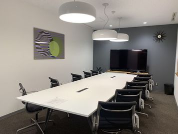 Regus 会議室｜高速Wi-Fi完備の落ち着いたビジネス空間 - リージャス会議室 SPACES新宿