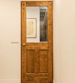 男女問わず落ち着けるナチュラルな空間。 - in Me.(インミー） ヘアサロン　インミーの入口の写真