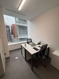 Regus オフィススペース(個室)|落ち着いた環境で使える独立型ワークスペース - リージャス会議室 SPACES新宿