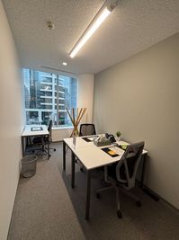 リージャス会議室 SPACES新宿 オフィススペース（個室）の室内の写真