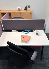 リージャス会議室 サンテラス三河安城 コワーキングデスクの室内の写真