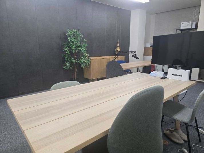撮影・配信可/小規模オフィスセット/グリーンバックあり - 駅チカ(複数路線可)の撮影・配信スタジオ