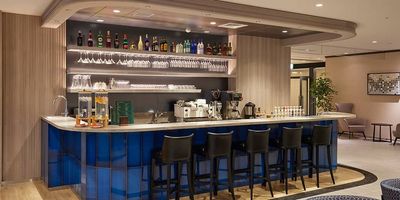 リージャス会議室 Signature 福岡大名ガーデンシティ コワーキングデスクの室内の写真