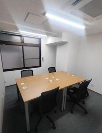 Regus 会議室｜高速Wi-Fi完備の落ち着いたビジネス空間 - リージャス会議室 オープンオフィス神戸三宮南