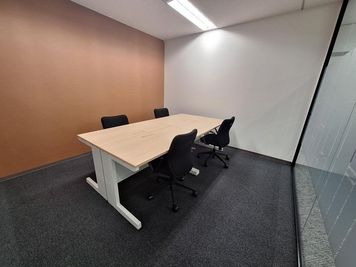 Regus 会議室｜高速Wi-Fi完備の落ち着いたビジネス空間 - リージャス会議室 博多筑紫通り