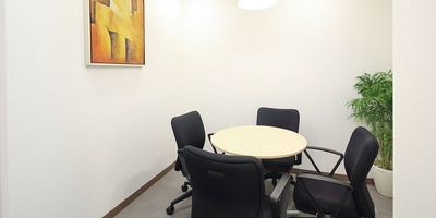 Regus 会議室｜高速Wi-Fi完備の落ち着いたビジネス空間 - リージャス会議室 JR九州那覇ビル