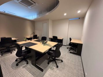 Regus コワーキングデスク｜信頼ある環境で使える開放的なワークスペース - リージャス会議室 京都烏丸通