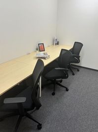Regus 会議室|高速Wi-Fi完備の落ち着いたビジネス空間 - リージャス会議室 オープンオフィス西阪急梅田