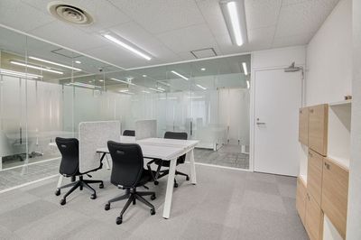 Regus コワーキングデスク｜信頼ある環境で使える開放的なワークスペース - リージャス会議室 JR九州那覇ビル