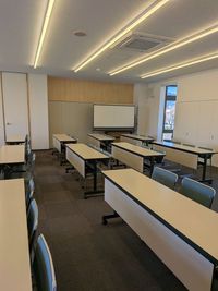 3人掛けテーブルで広々使用いただけます。 - ホテルアーブしが　滋賀県青年会館 大会議室の室内の写真