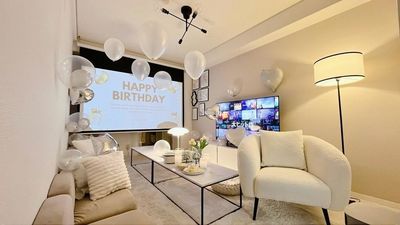 【大人気パーティールームが激安セール中！】テレビが壊れてしまい、プロジェクターとゲーム機が紛失してしまいました🥲 - Restfull / OSAKA 心斎橋ニトリ前